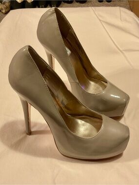 Steve Madden Light Gray Patent Platform Pumps